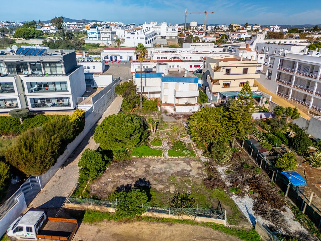 Terreno Urbano na 1.ª Linha da Ria Formosa com Projecto em Aprovação – Fuseta - Image 1