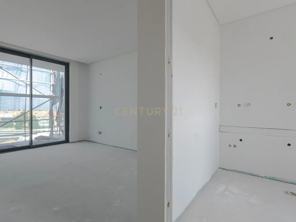 Apartamento T2+1(T3) último piso na cobertura com vista mar, com garagem dupla e arrumos o +1 com luz direta. - Image 22