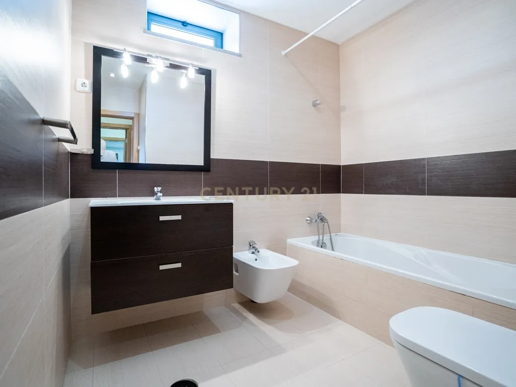 Moradia Contemporânea T4 em Santo António da Charneca - Barreiro - Image 13