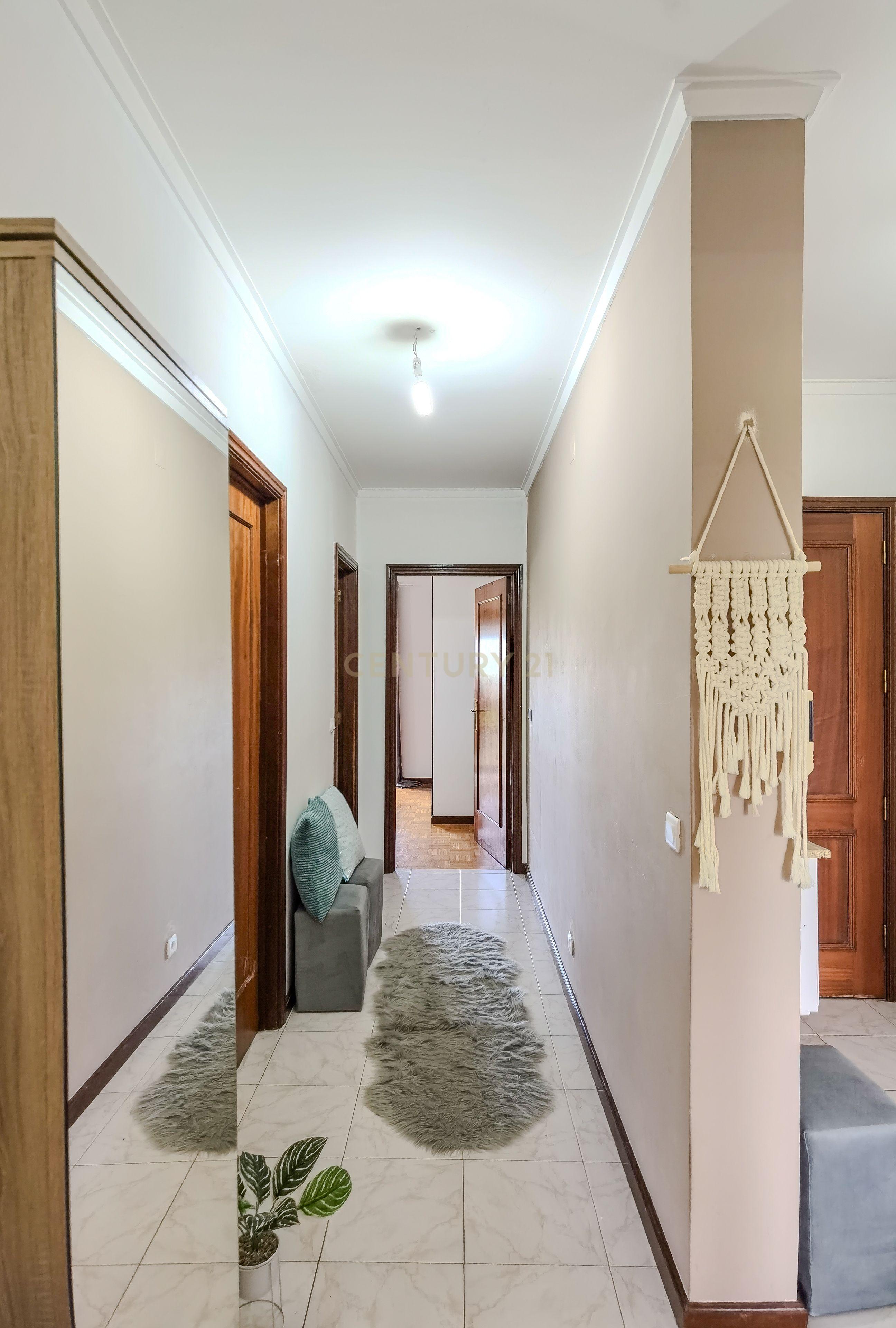 Apartamento T1+1 com Garagem e Vista Rio, Oliveira do Douro, Vila Nova de Gaia - Image 4