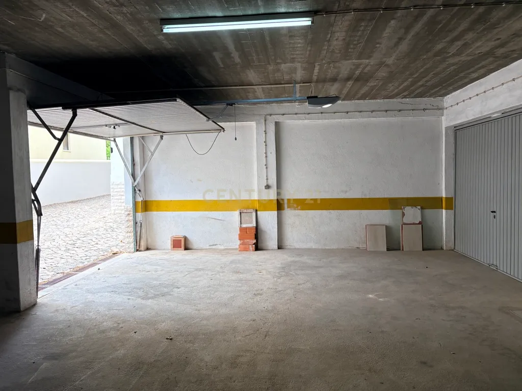 T2 remodelado com garagem em Cascais - Image 25