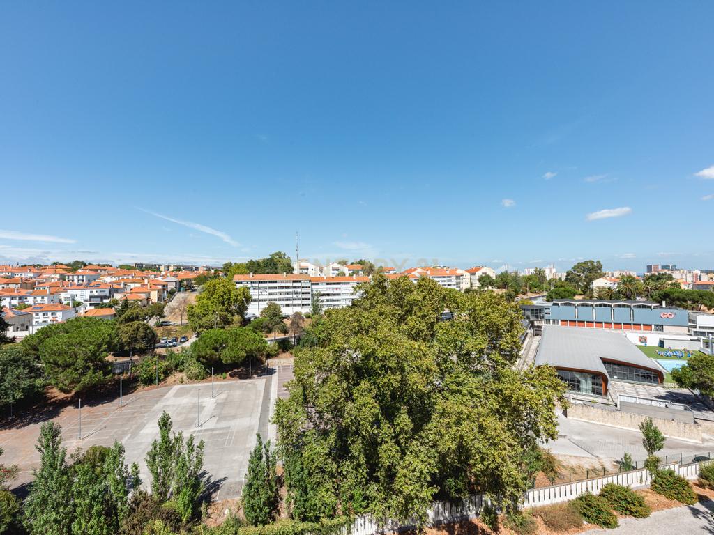  Apartamento T4 para Remodelação no Coração dos Olivais, com Vista Fantástica - Image 41