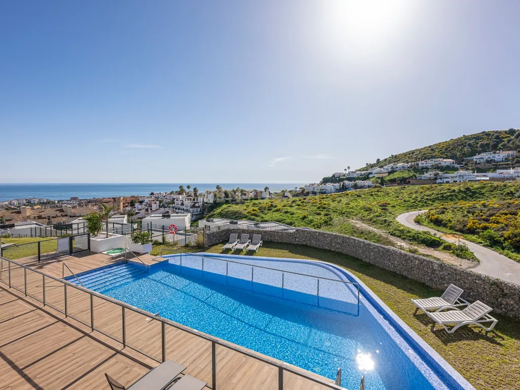 Moradia geminada nova para venda (2024) – Onde o mar, a luz e a tranquilidade se tornam o seu estilo de vida No coração da Costa del Sol, onde o azul do mar se funde com o céu e a brisa marítima o acaricia todas as manhãs, encontrará quatro espetaculares moradias geminadas novas, construídas em 2024, concebidas para aqueles que sonham em viver num ambiente privilegiado. Cada casa foi projetada para cativá-lo desde o primeiro momento. As suas vistas deslumbrantes para o mar acompanham cada momento do dia, enchendo os espaços de luz, serenidade e beleza natural. Aqui, cada nascer do sol torna-se um espetáculo e cada pôr do sol um momento para recordar. As casas têm três quartos espaçosos e três casas de banho, com espaços luminosos e cuidadosamente projetados para oferecer conforto, privacidade e bem-estar. Tudo é novo, com um estilo moderno que combina elegância, funcionalidade e harmonia com o ambiente mediterrâneo. Para aqueles que procuram algo ainda mais exclusivo, existe a opção de combinar duas propriedades, criando uma casa verdadeiramente única com até 6 quartos, ideal para famílias numerosas, receber convidados ou para aqueles que desejam espaço sem sacrificar o conforto. Venda de casa geminada nova construída em (2024) – Onde o mar, a luz e a tranquilidade se tornam o seu estilo de vida - Image 27
