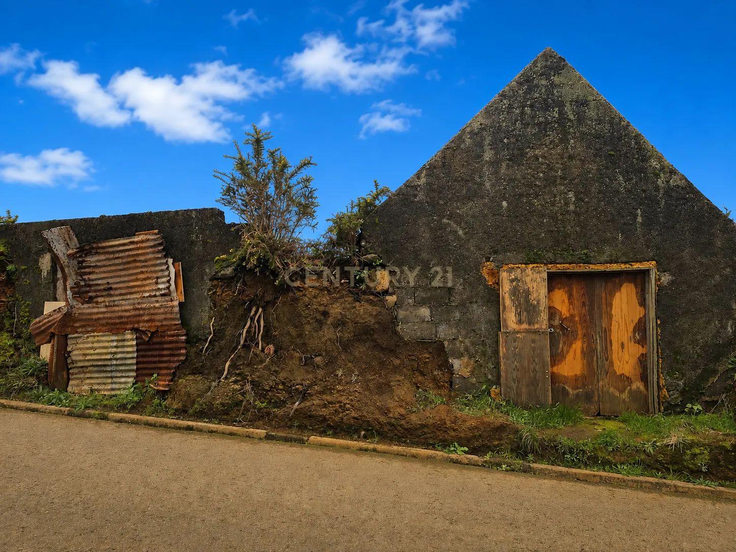 Fotografia 3 de Land with Two Haystacks for Sale - Fajã da Ovelha, Calheta