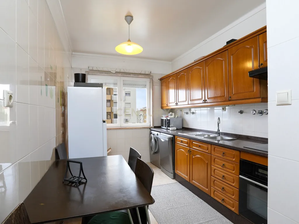 Apartamento T2 para Arrendamento com Garagem e Varanda- Arroja, Odivelas - Image 2