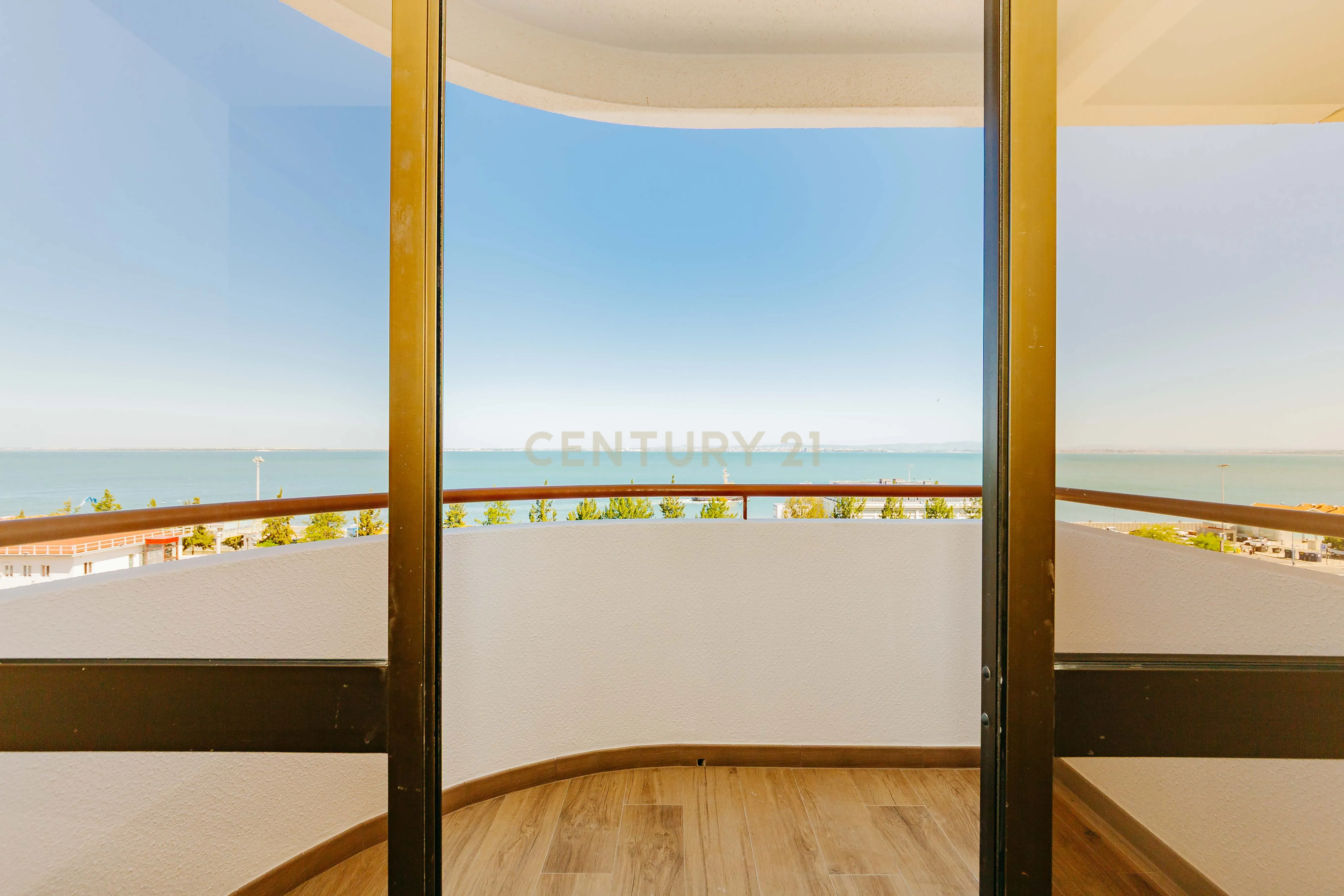 Apartamento T3 Renovado com Vista Rio em Santa Apolónia – Viva no Coração de Lisboa - Image 11