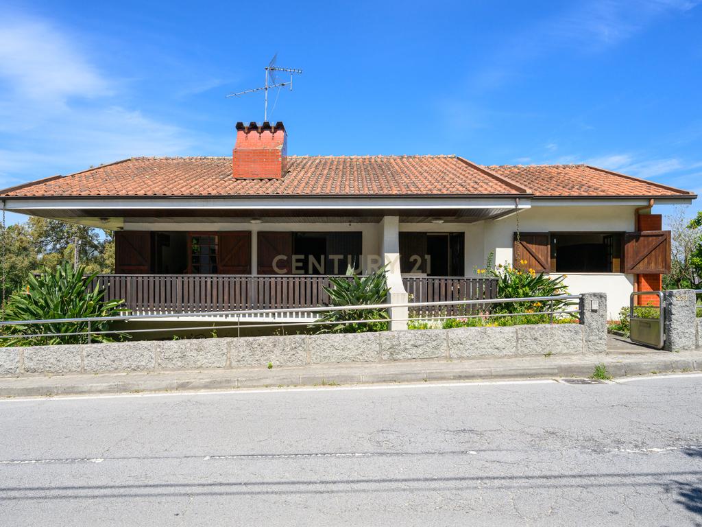 Descubra Esta Moradia T3 em Penafiel com Cave, Jardim e Acessos Excelentes - Image 2