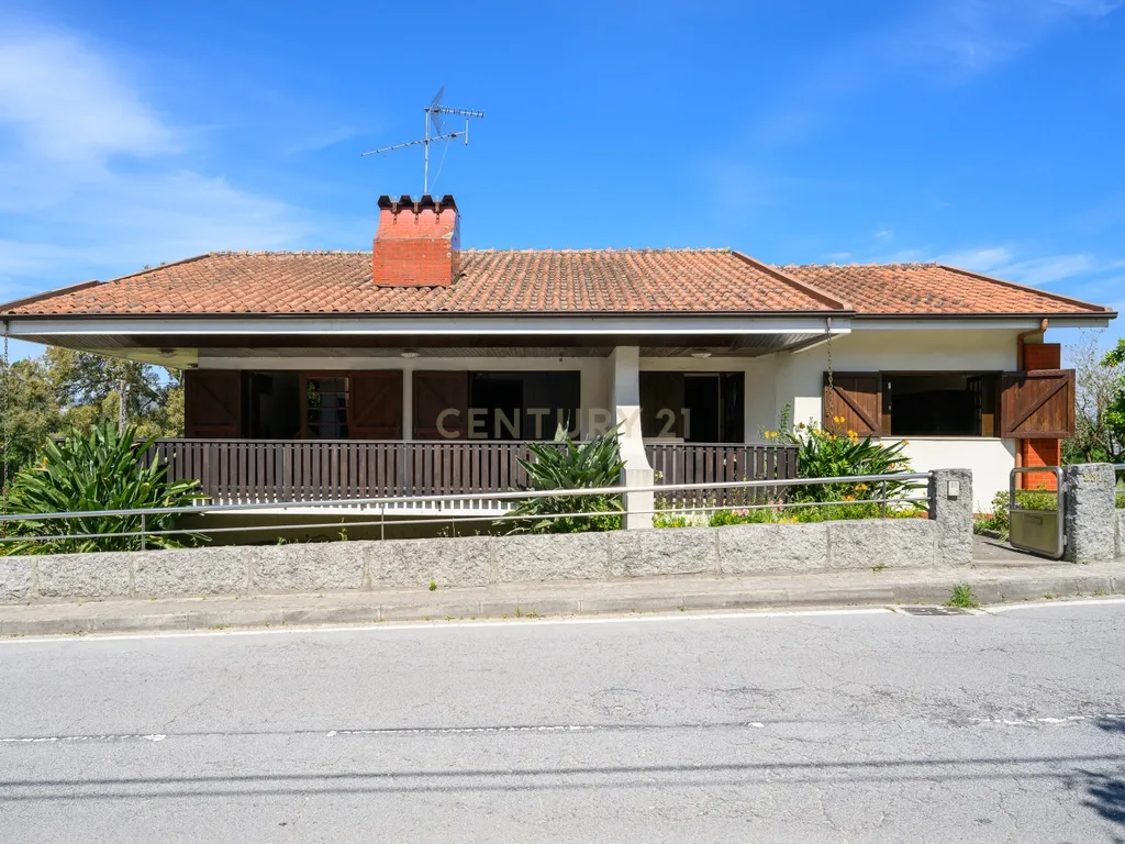 Descubra Esta Moradia T3 em Penafiel com Cave, Jardim e Acessos Excelentes - Image 2