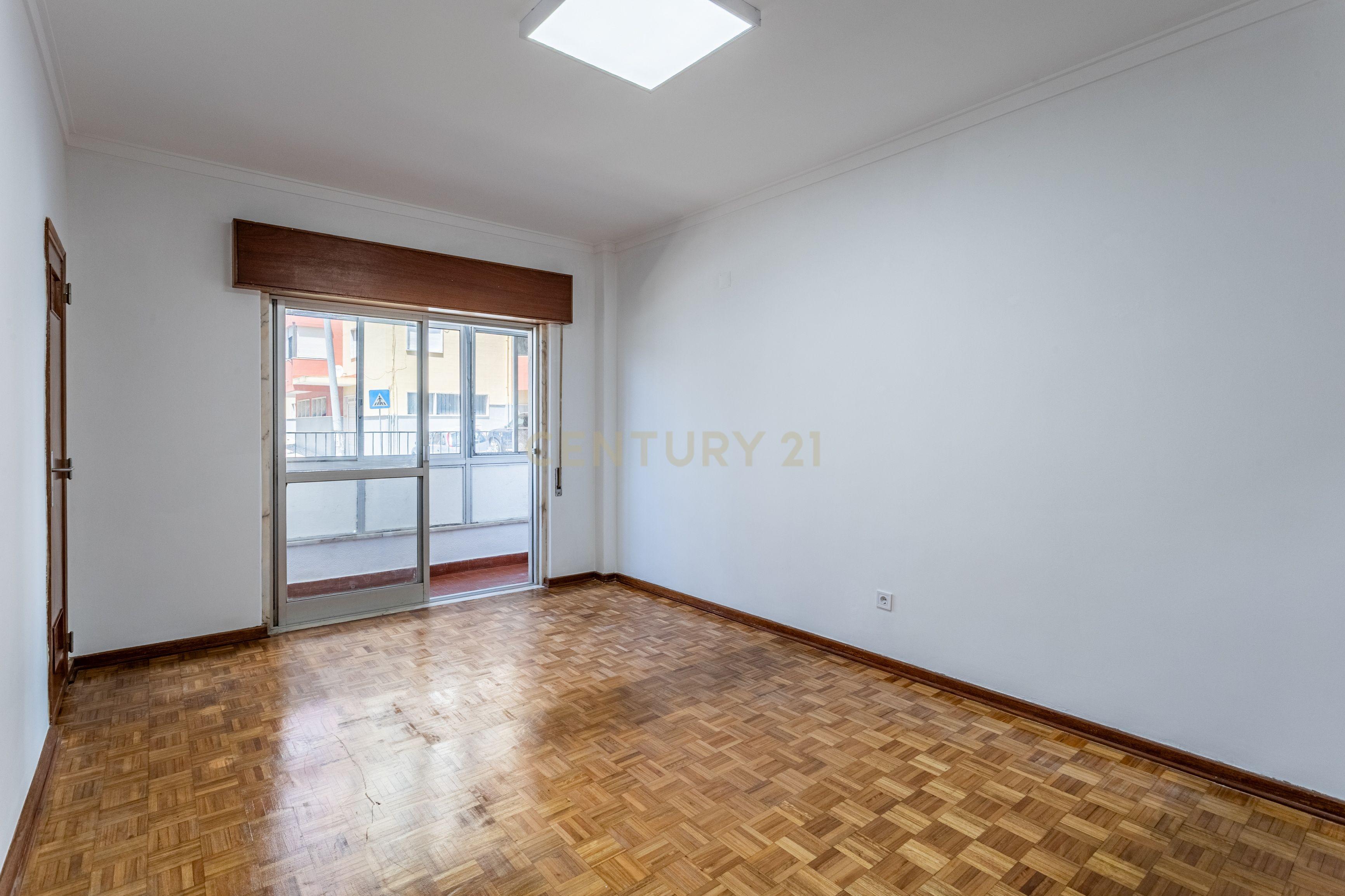 Quarto 3 - Em Apartamento com mais 2 quartos - junto a Urb. Vila Chã (Amadora)