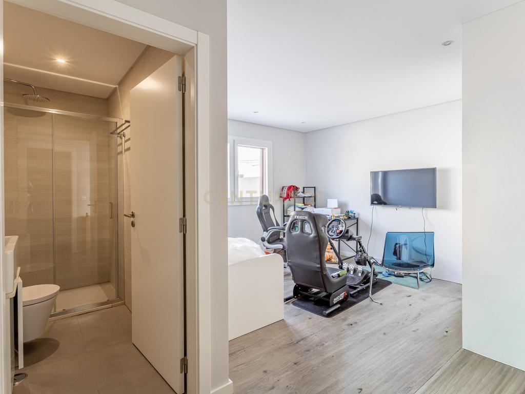 Luxuosa Moradia T5 em Odivelas com Vista Panorâmica - Image 39
