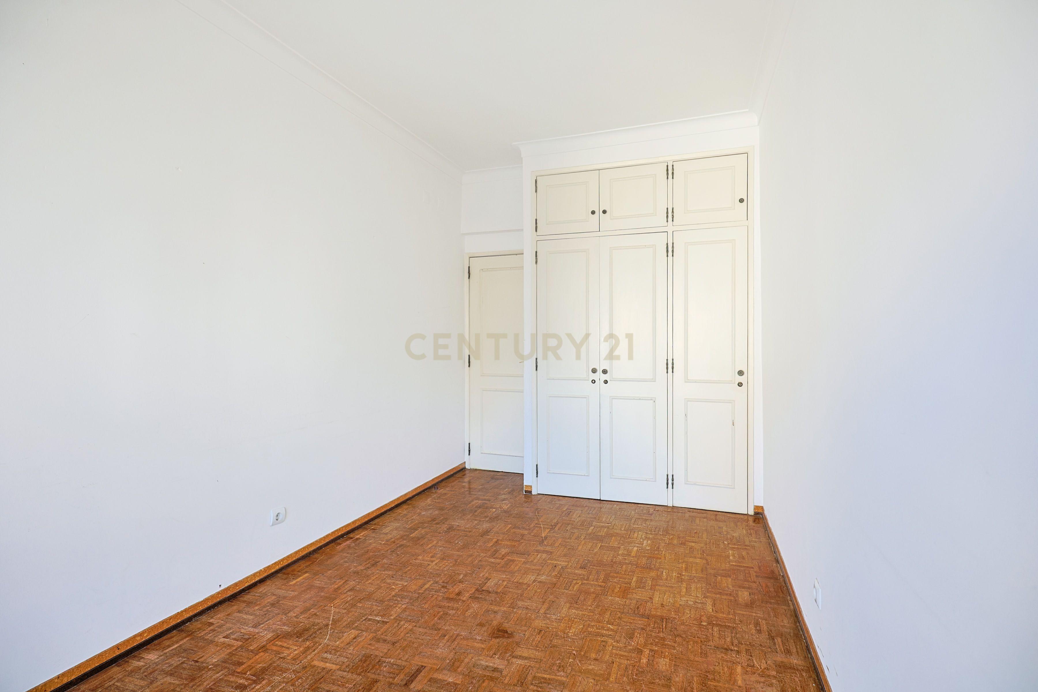 Apartamento T3 com elevador e varanda em Vila Franca de Xira - Image 18