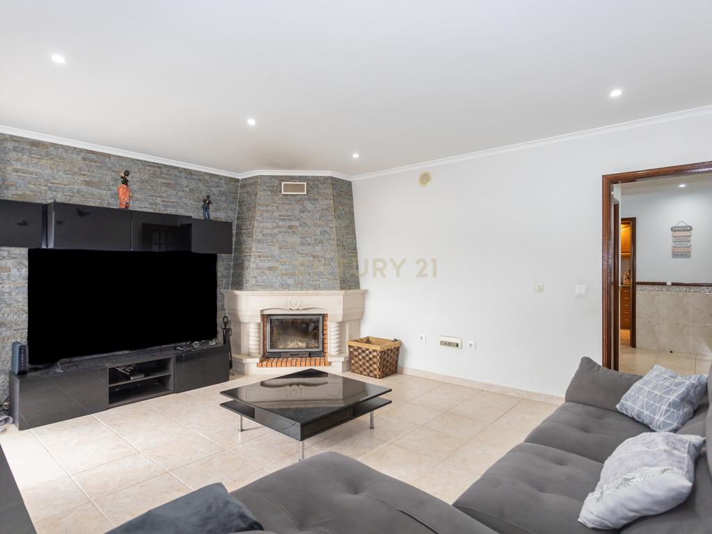 Apartamento T3 com Garagem e Arrecadação em Alhos Vedros - Image 1