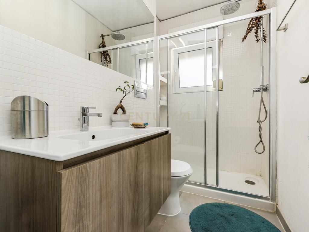 T5 Alfragide com Varanda - Image 13