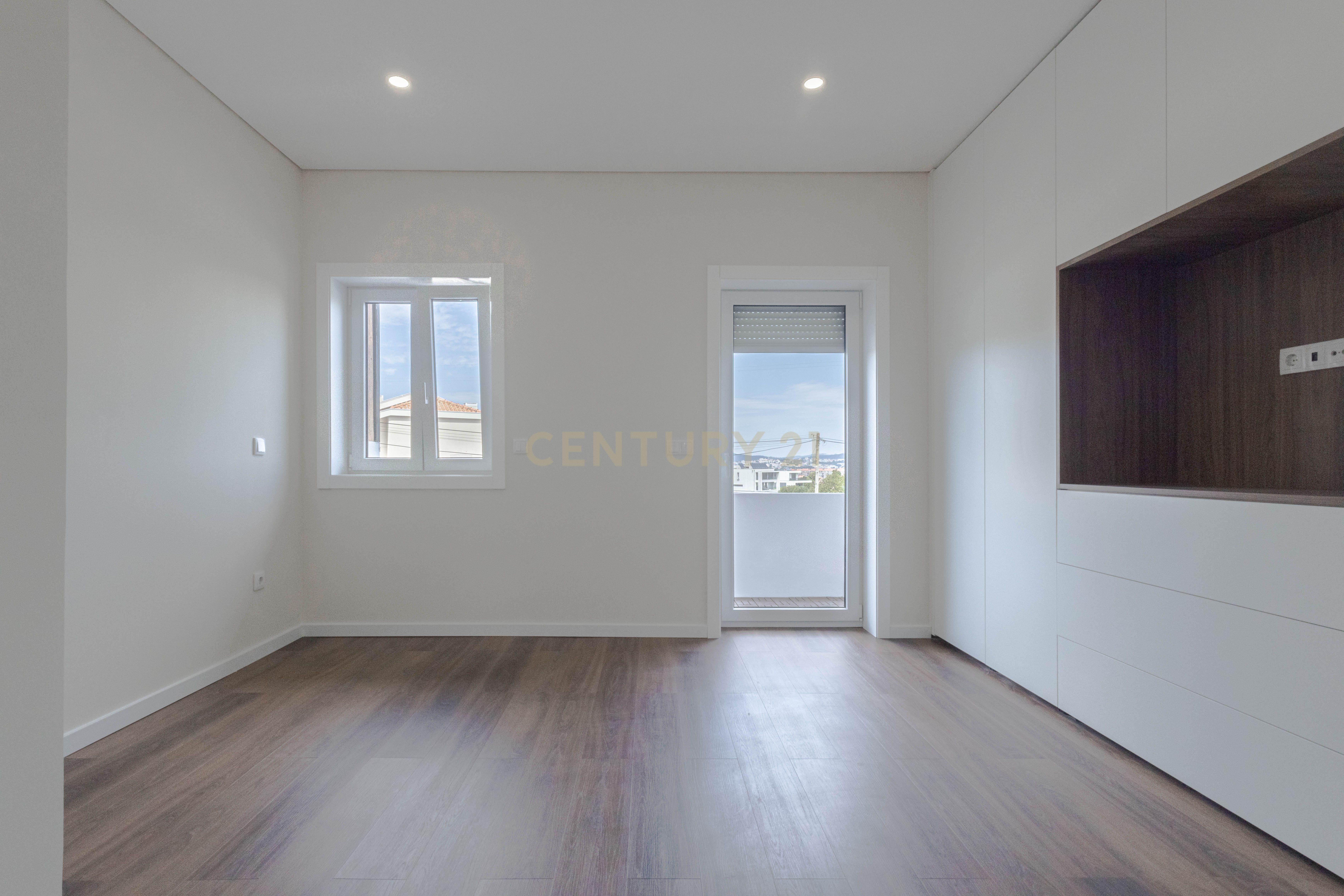 Fotografia 9 de Apartamento T2 Novo com 2 Suítes, Varanda e Lugar Duplo de Garagem