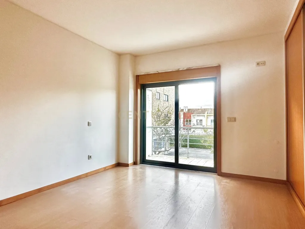 Apartamento T4 com Terraço, Varandas, Garagem e Lugar de Estacionamento, na Vila Serena, Pinhal Novo - Image 13