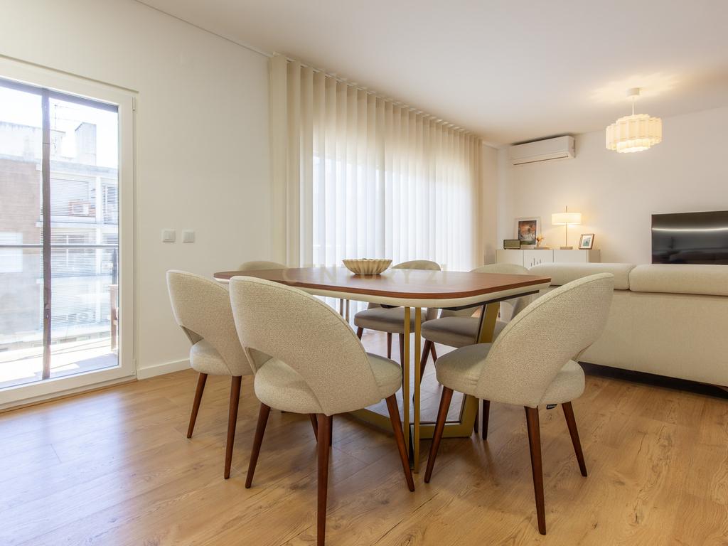 Moderno apartamento T3, com parqueamento e varandas em Santo António da Charneca, Barreiro - Image 8