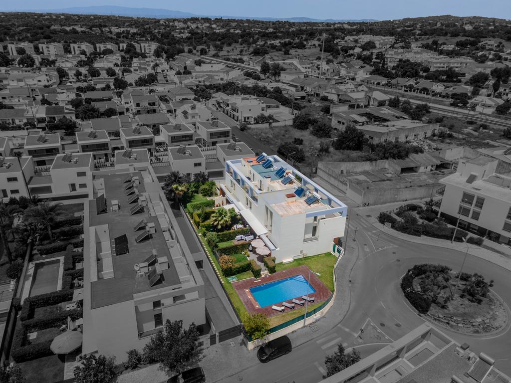 Moradia T2+1 geminada | Piscina - Garagem | Localização: Ferreiras, Centro - Image 2