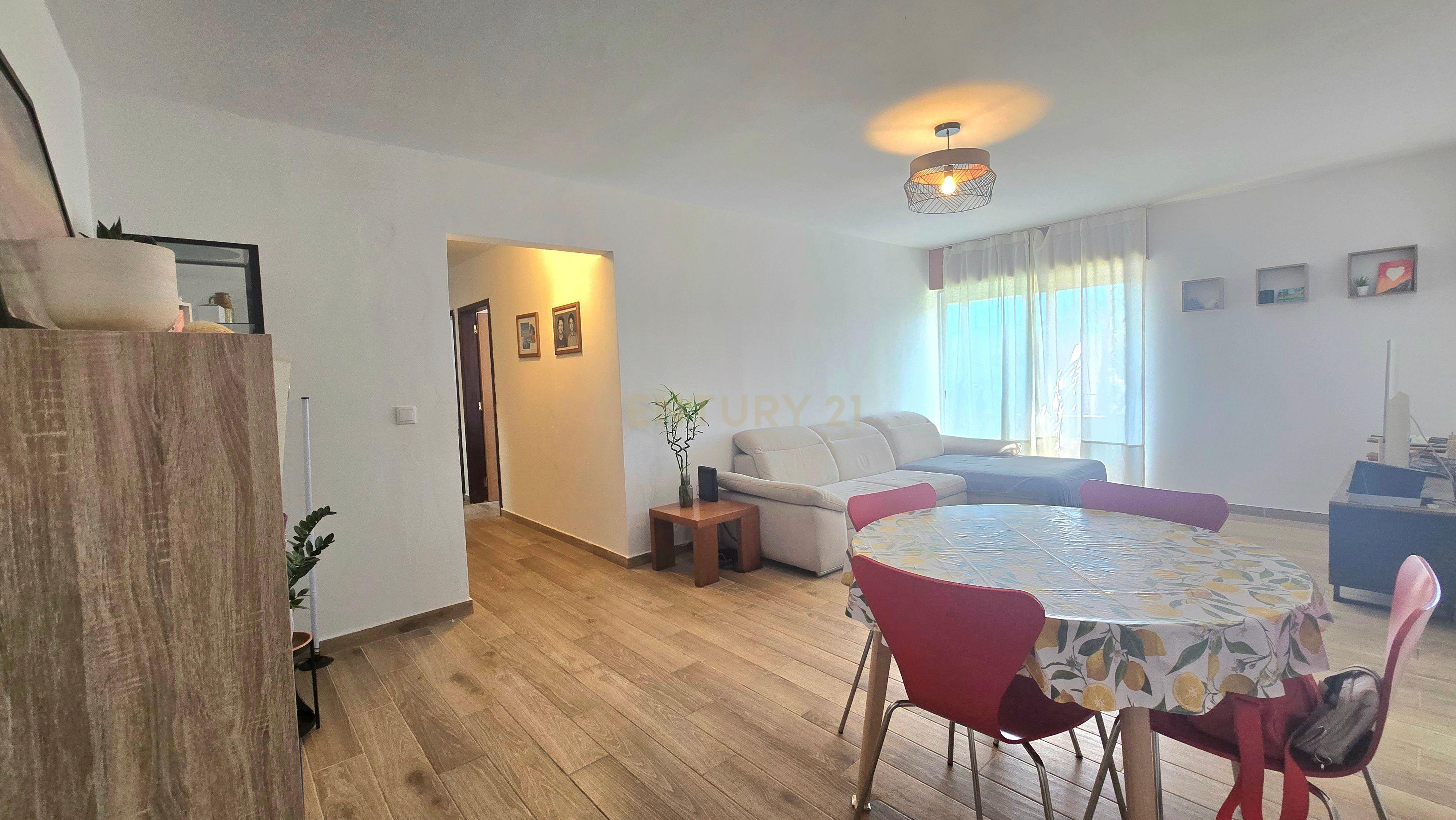 Fotografia 7 de Apartamento T2 Remodelado com Piscina, Jardim e Estacionamento em Portimão