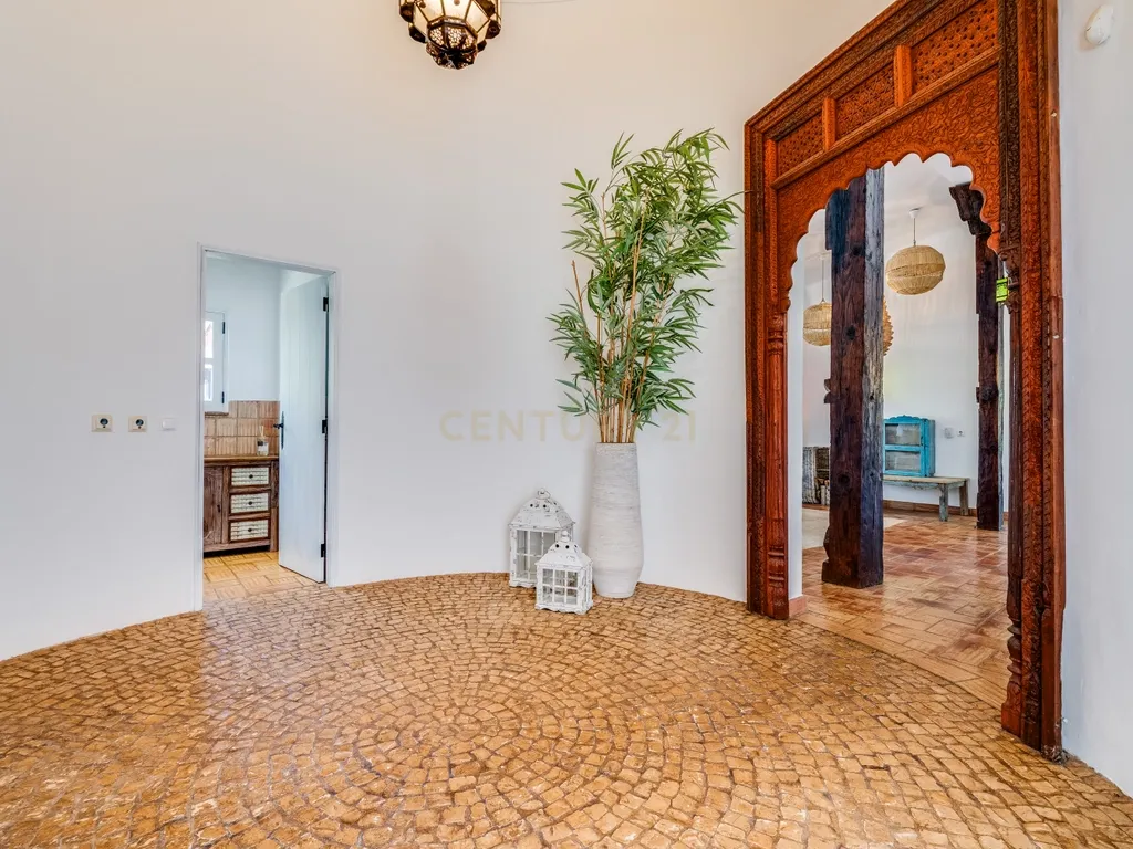 Moradia Exclusiva Térrea com Piscina Aquecida, Jardim e Total Privacidade na Urbanização Serra e Mar - Image 8