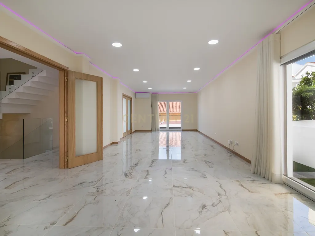 Moradia nova para estrear, de Sonho com Vista Panorâmica Sobre Lisboa no Bairro Casal do Bispo - Image 33