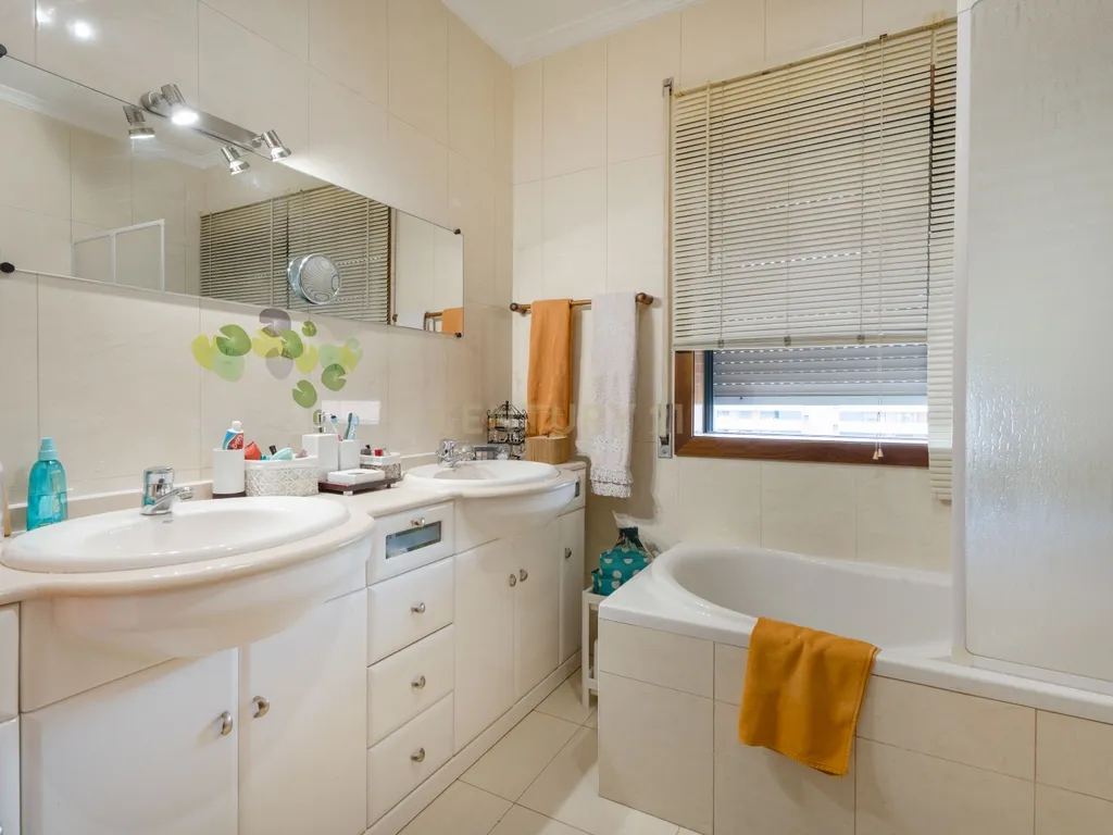 Penthouse Exclusiva T5 – Luxo, Conforto e Espaço em Pleno Coração da Cidade - Image 28