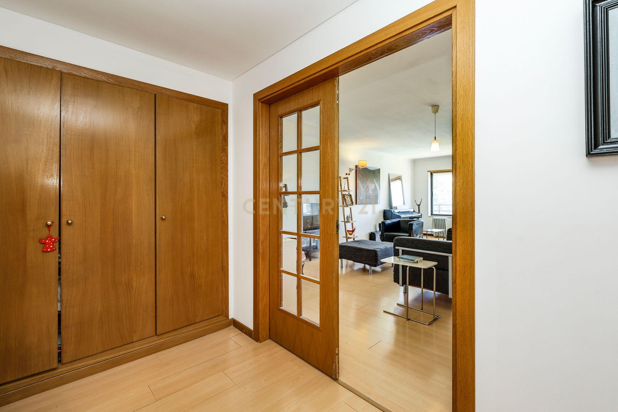 Fotografia 11 de T2 COM VARANDAS VISTA JARDIM E PISCINA - CONDOMINIO FECHADO NO ESTORIL
