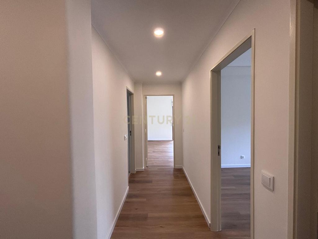 T3+1 Remodelado totalmente com excelentes áreas na carismática e tradicional zona da Estrela - Image 7