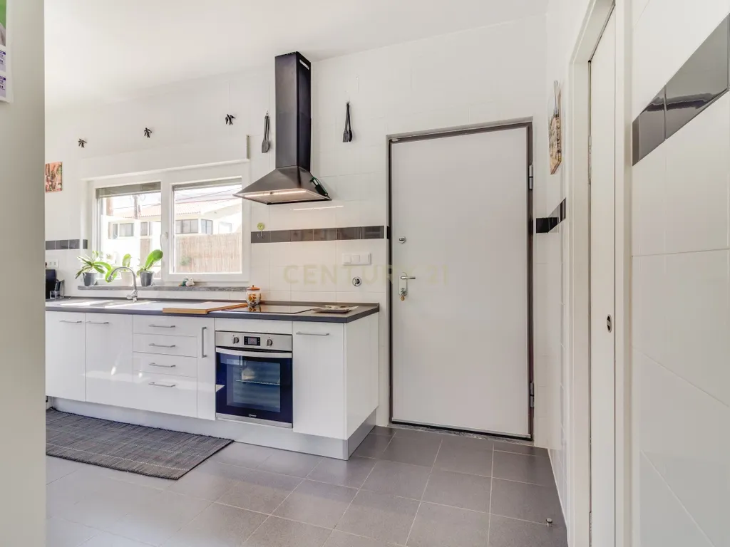 Moradia T3 Térrea Isolada com Zona Gourmet, Garagem e Carregamento Elétrico – Alcabideche - Image 6