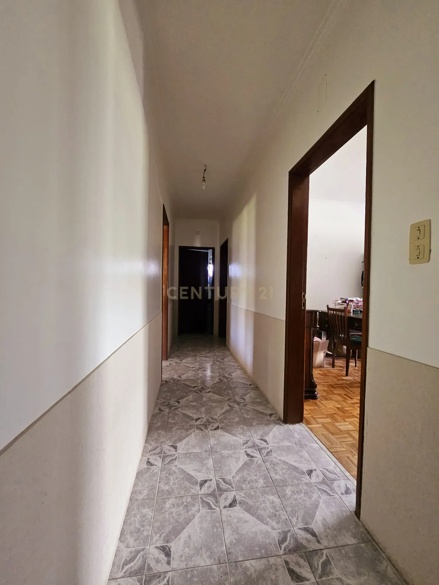 Moradia Unifamiliar T4 com Vista Desafogada e Grande Lote de Terreno na Quinta da Condessa - Image 18