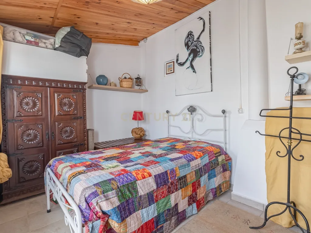 Casa T2 em Faro, Lagos - Localização Privilegiada e Conforto - Image 2