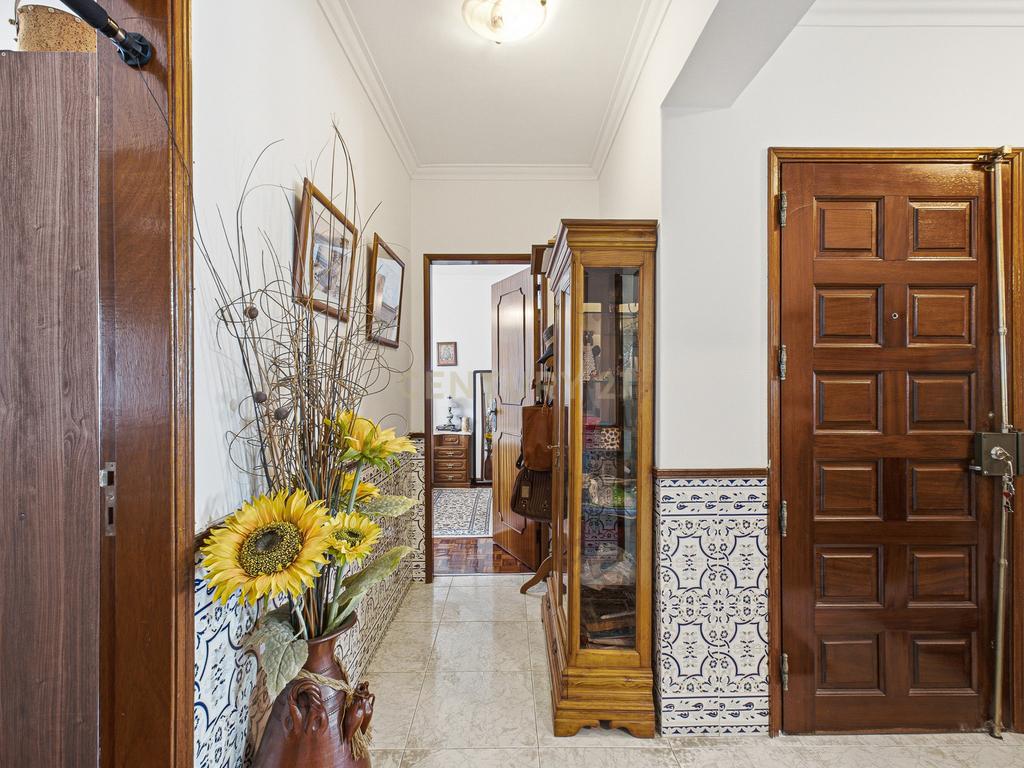 Apartamento T3 com Enorme Potencial de Remodelação na Moita - Image 4