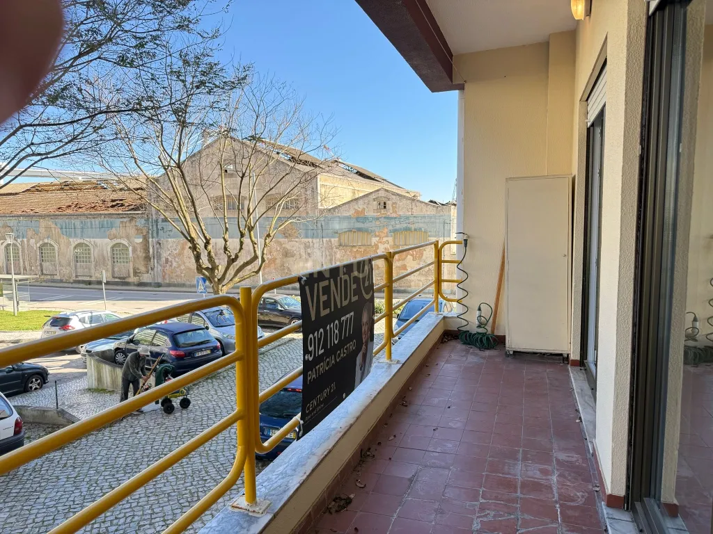 Apartamento T2 com varanda e elevador na Figueira da Foz - Image 12