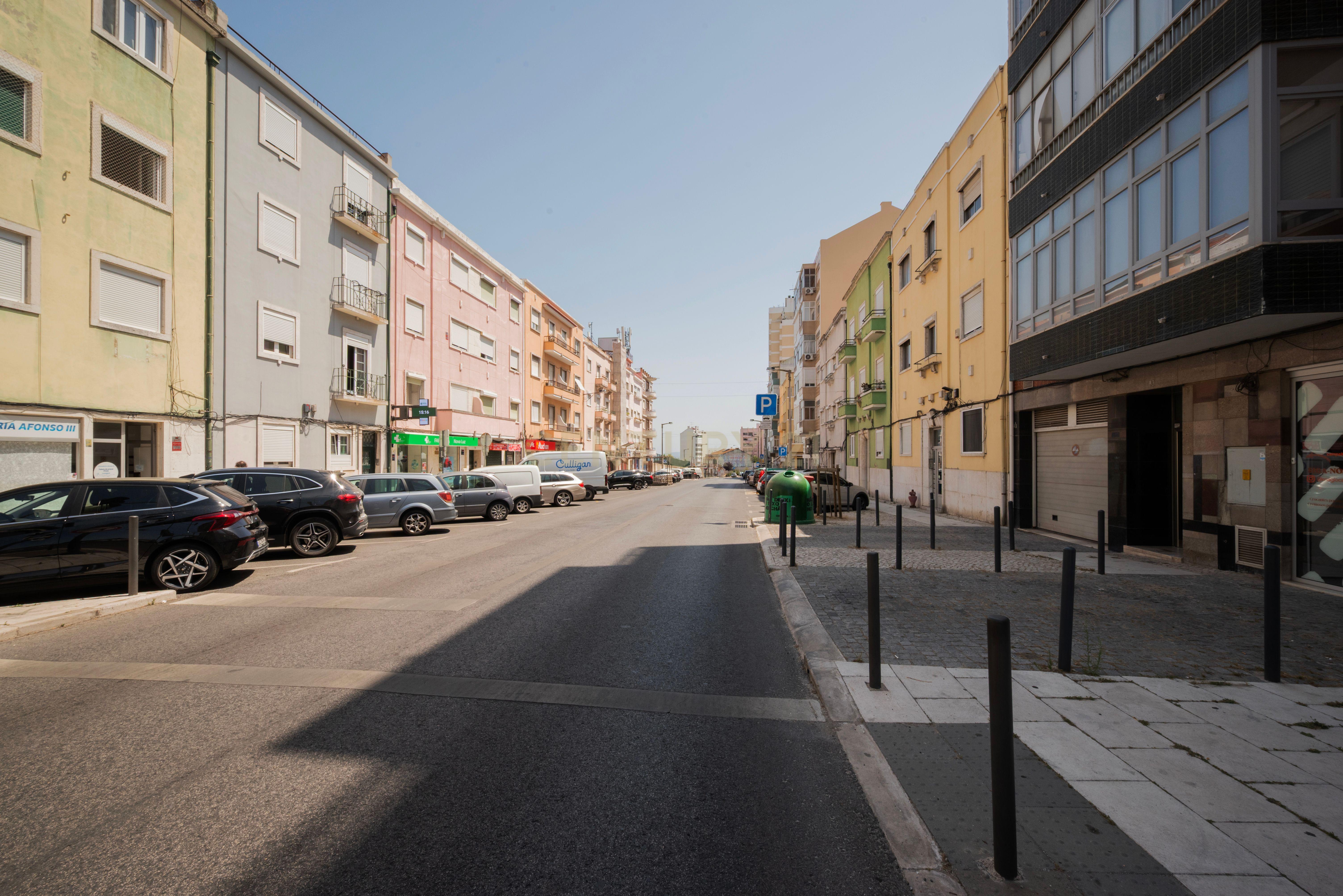 Fotografia 12 de Loja com extração de fumos na Avenida Afonso III, Lisboa