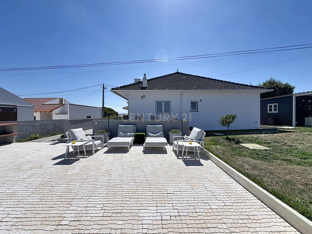 Moradia isolada com amplo terreno de 1.350 m², junto a Alcobaça - Image 2