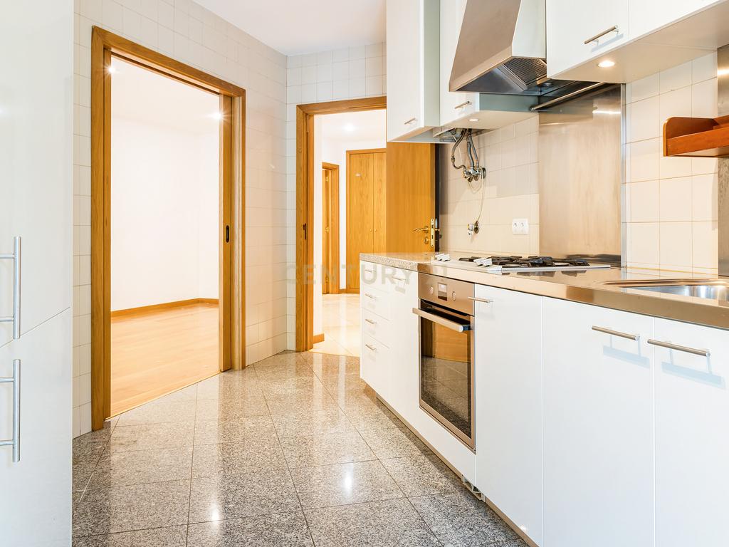 Apartamento T1 com segurança privada, piscina, garagem e arrecadação no condomínio Villa Restelo, Belém. Para Arrendar! - Image 11
