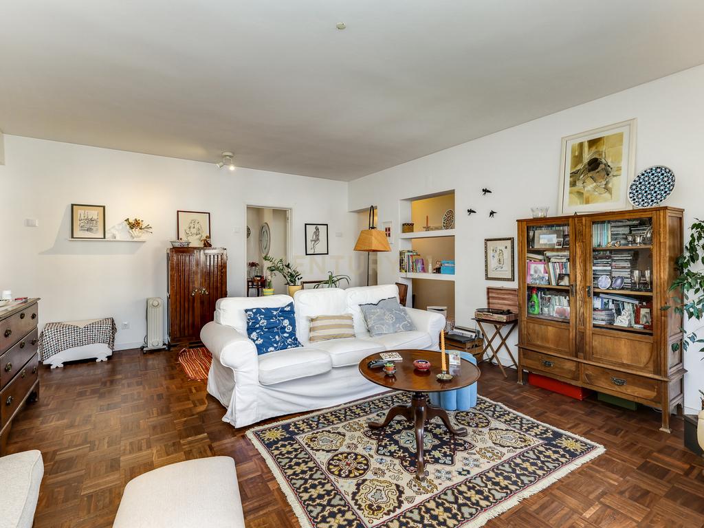 T5 Alfragide com Varanda - Image 1