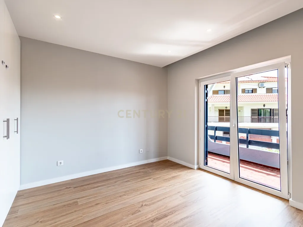 Moradia Unifamiliar T5 em Carcavelos - Image 25