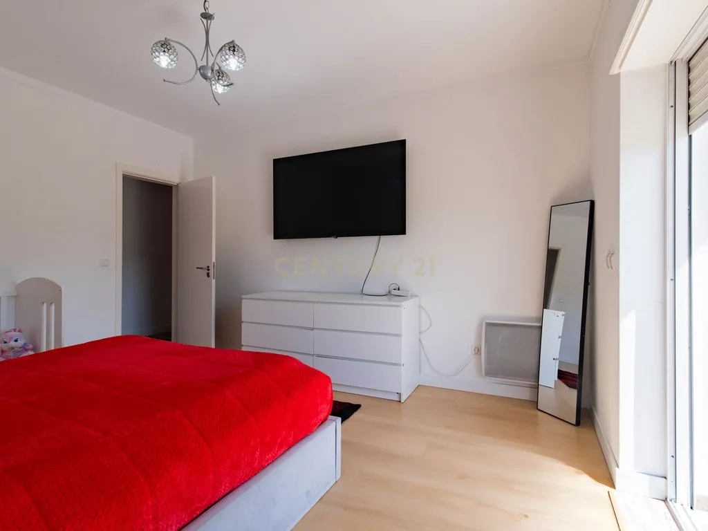 Espaçoso Apartamento T3 na Freixianda com Terraço - Image 9