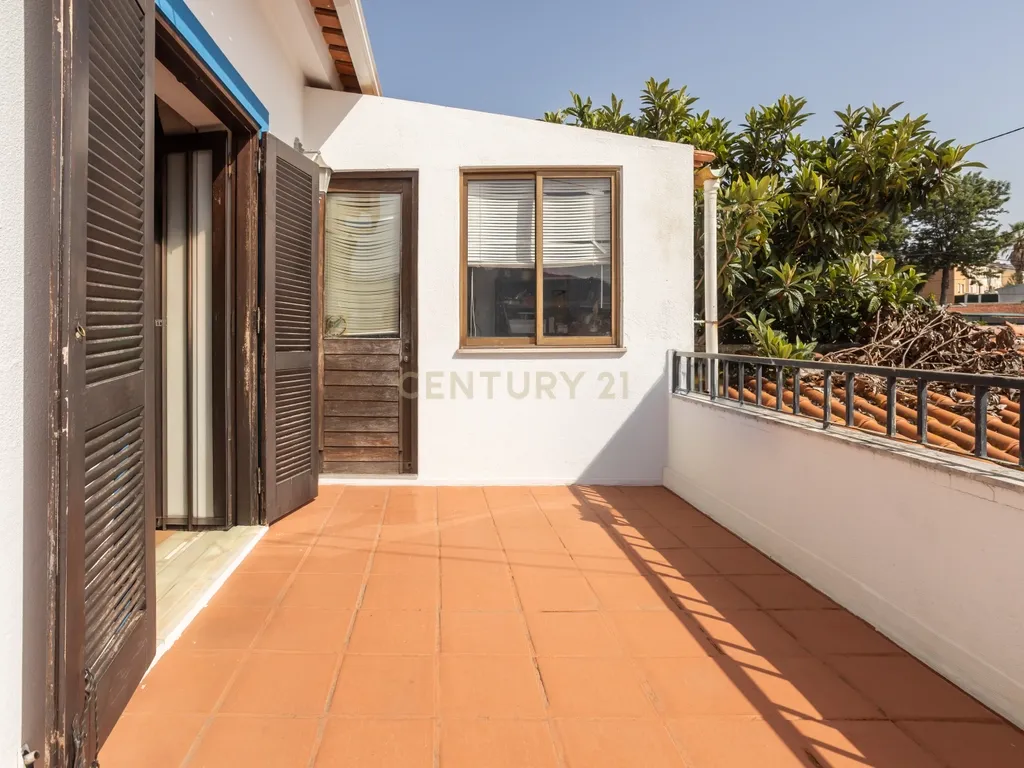 Duas moradias, um terreno com 650 m² e uma vista privilegiada para a Serra de Sintra - Image 25