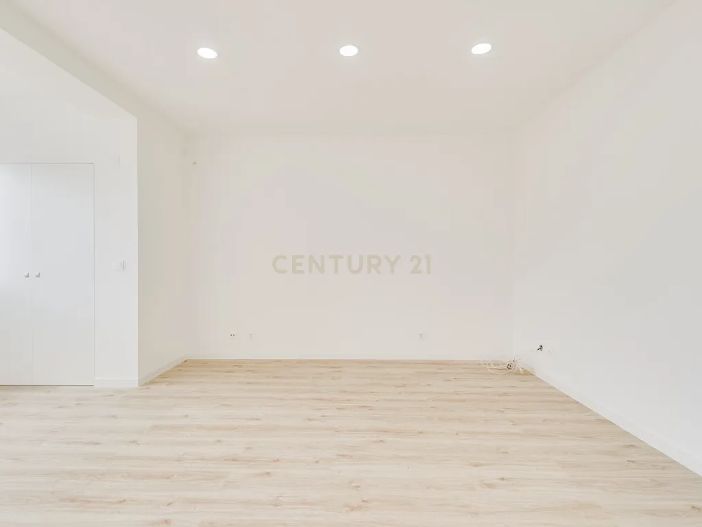 Apartamento T2 Remodelado na Prestigiada Avenida Jaime Cortesão em Setúbal – Próximo da Zona Ribeirinha - Image 17