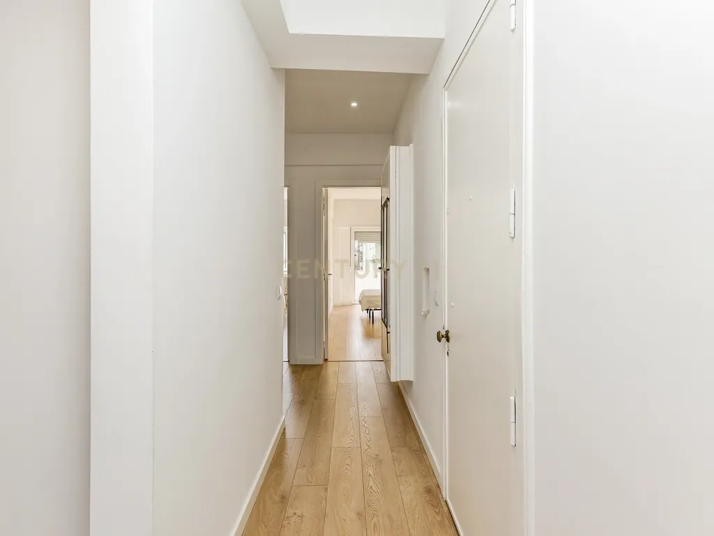 Apartamento T2 luminoso e totalmente remodelado - Rua Passos Manuel - Image 7