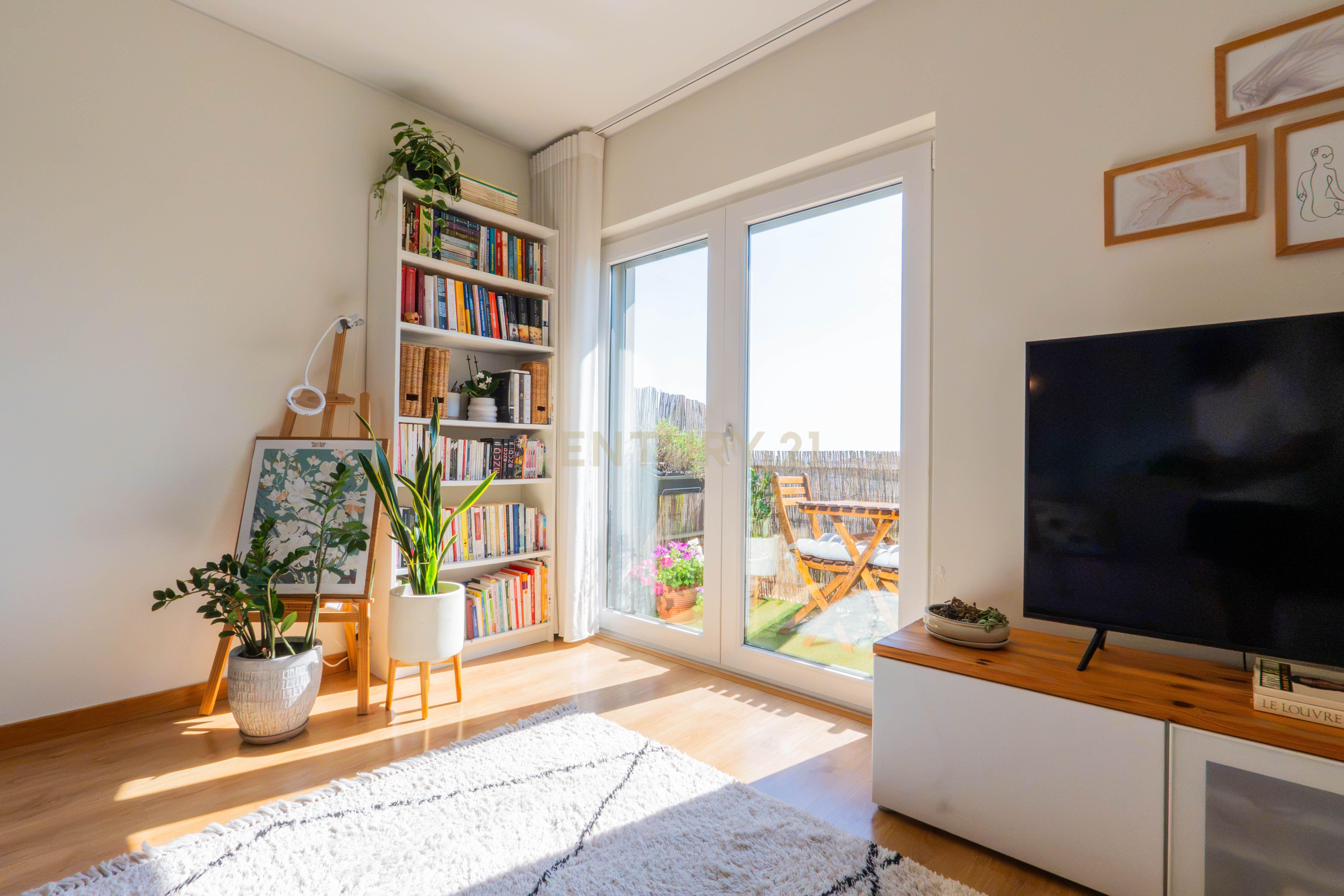 Fotografia 8 de T2 com 115m² na Quinta de São Macário | Varandas | Elevador | Arrecadação | Vista de mar subtil