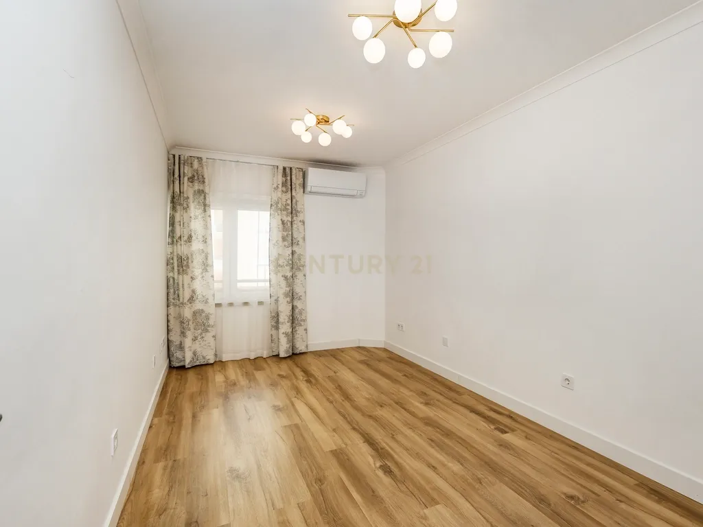 T3 RENOVADO COM VARANDAS E PARQUEAMENTO, EM ALMADA - Image 18