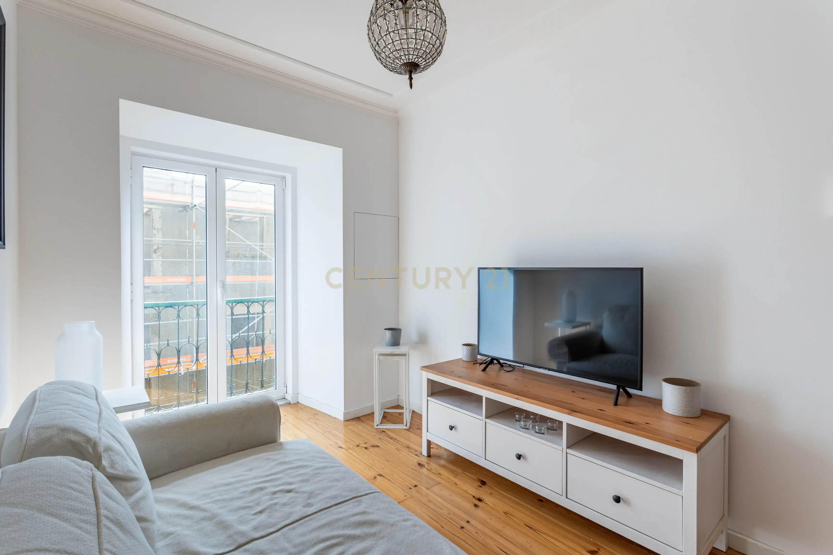Apartamento T2 remodelado - Campo Mártires da Pátria - Image 7
