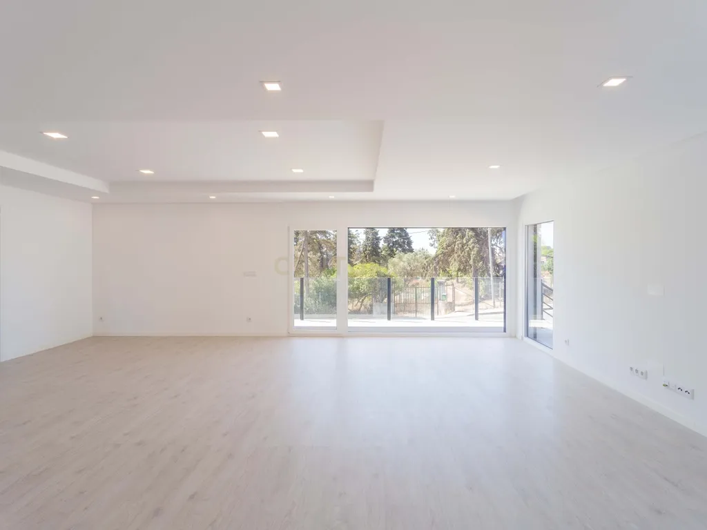 Oportunidade: Moradia T5 com jardim e piscina, na Sobreda, Almada. Em Venda! - Image 4
