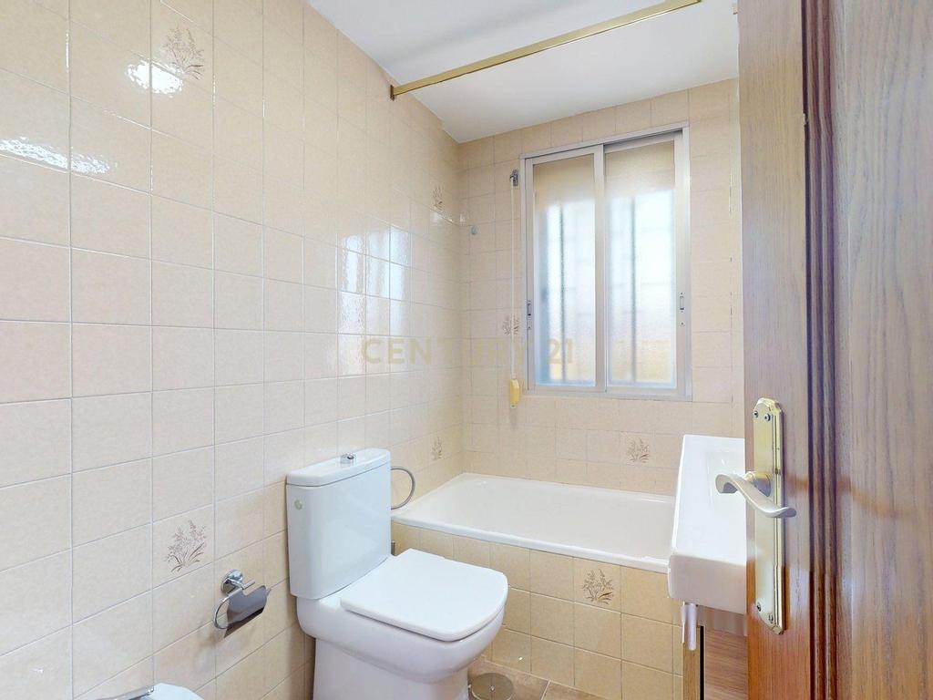 Apartamento Espaçoso com Vista para a Cidade e Montanha em Madrid - Image 37
