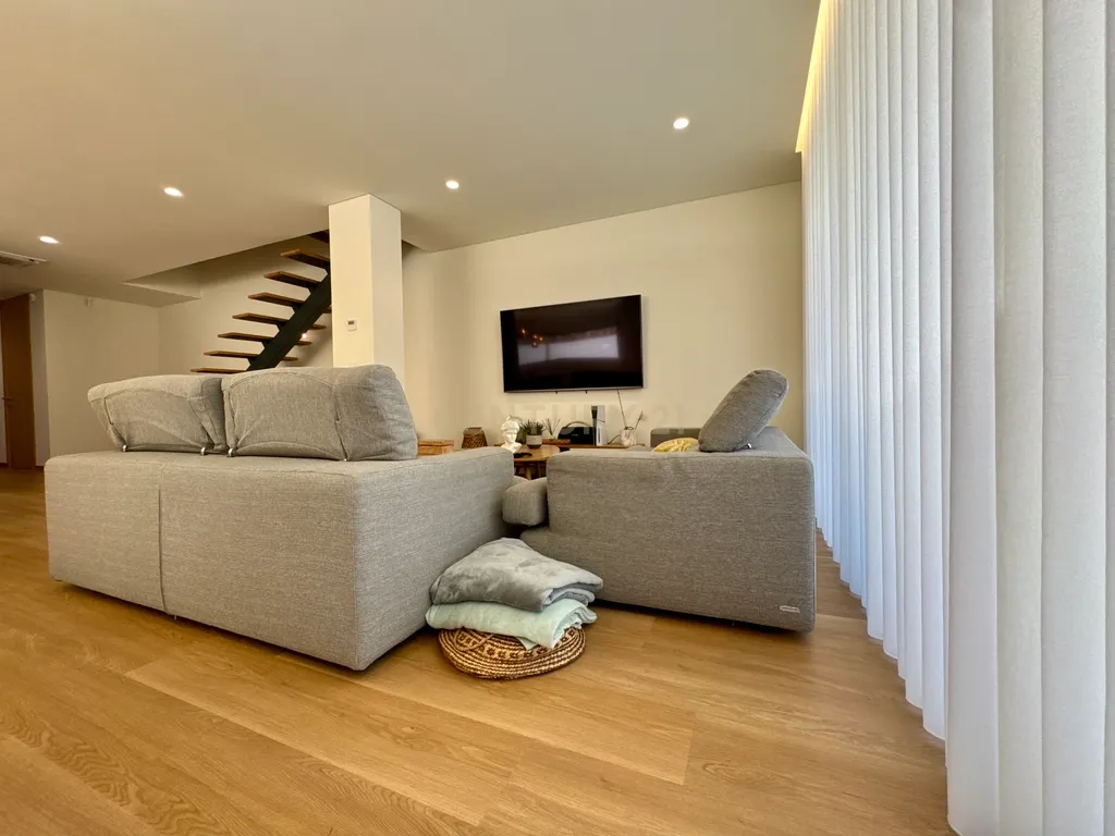 Moradia Contemporânea de Três Frentes | Gondomar, Porto - Image 15