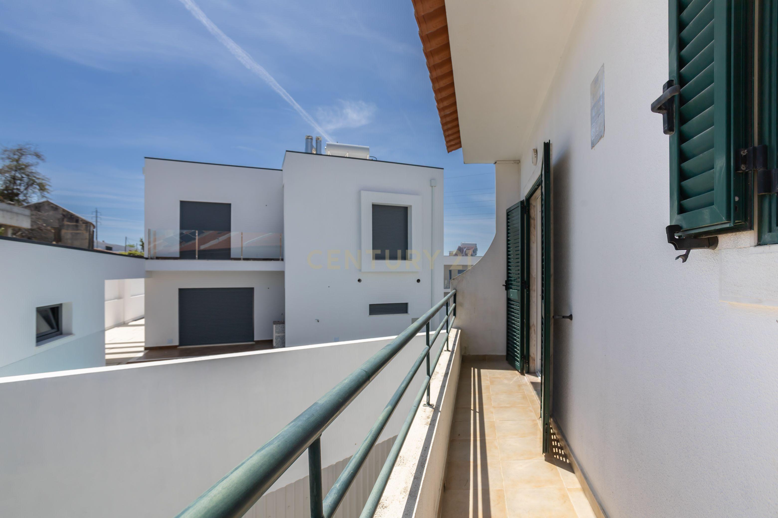  Moradia T3 em Amora - Seixal com Terraço e Garagem  - Image 29