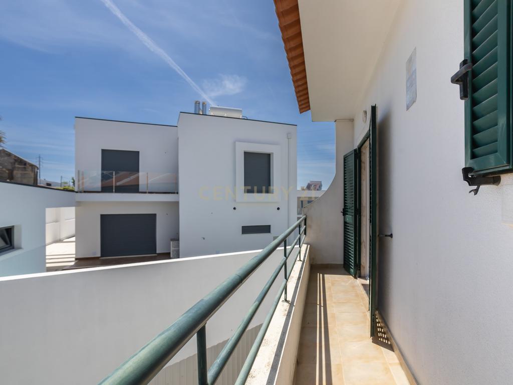 Moradia T3 em Amora - Seixal com Terraço e Garagem  - Image 29