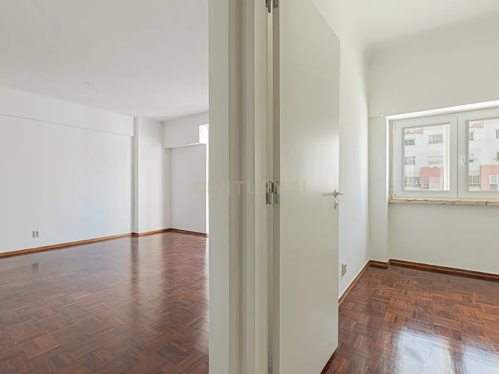 APARTAMENTO REMODELADO NO CENTRO DA COSTA DE CAPARICA - Image 12